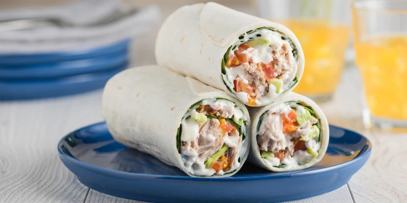 Sandvis wrap cu ton afumat si avocado